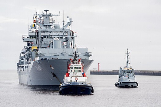 Военный корабль США преследует российский танкер: в МИД сделали заявление