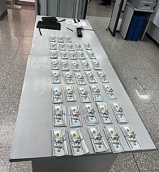Пассажир оренбургского аэропорта пытался вывезти за рубеж 38 тыс. долларов США