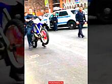 Полицейский попал на видеокамеру в момент неудачного тест-драйва мотоцикла