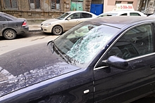 В центре Ростова обвалившаяся лепнина разбила Audi A6