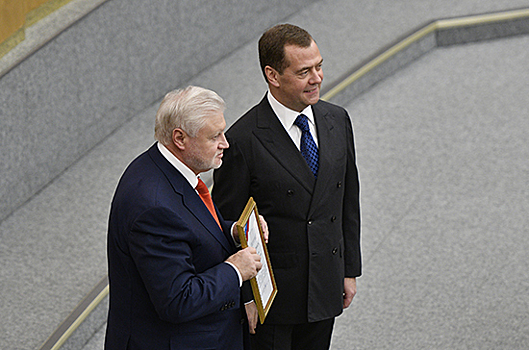 Медведев вручил госнаграды Жириновскому, Зюганову, Миронову и другим депутатам