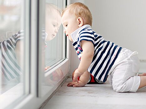 Семьям с детьми предложили безвозмездно устанавливать защитные замки на окна