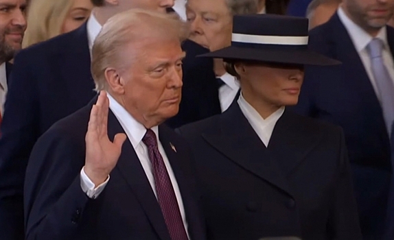 Мелания Трамп поразила всех своим образом: даже мужа, который с трудом залез под шляпу