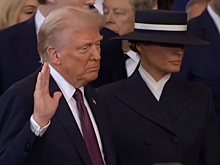 Мелания Трамп поразила всех своим образом: даже мужа, который с трудом залез под шляпу