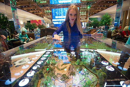 Сотрудники центра Вознесенского приглашают посетителей на кинопоказ