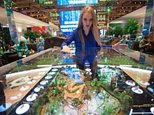 Сотрудники центра Вознесенского приглашают посетителей на кинопоказ