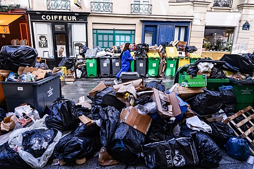 Забастовка сборщиков мусора в Париже приостановлена