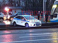 В Чертаново полицейский автомобиль застрял на трамвайных путях