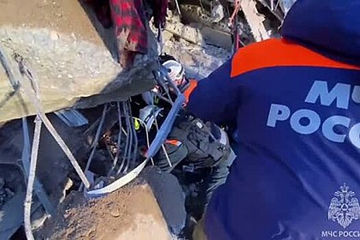 Сотрудники МЧС России спасли из-под завалов в Сирии мужчину и ребенка