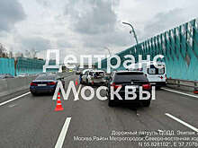 Легковушка влетела в остановившийся автомобиль на СВХ в Москве