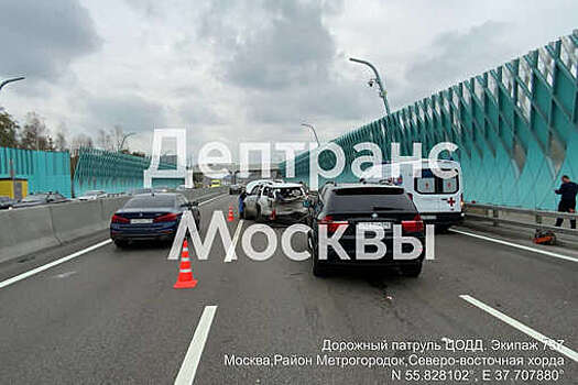 Легковушка влетела в остановившийся автомобиль на СВХ в Москве