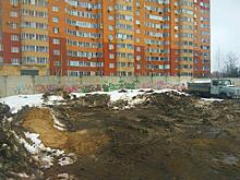 Снег в подмосковном Жуковском сбрасывают рядом с жилым домом
