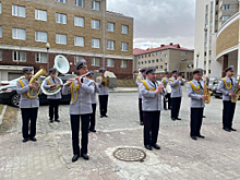 Оркестр полиции Югры поздравил труженицу тыла с Днем Победы
