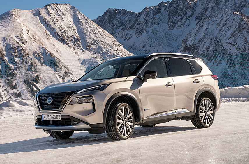 #13: Nissan X-Trail — 461,3 тысячи (+ 631%). Невероятная динамика в продажах Nissan X-Trail объясняется просто: выходом продаж на нормальный уровень после громадного провала в 2022 году. Дело в том, что машину четвёртого поколения представили ещё в 2020 году, но после этого её производство и продажи стартовали только в США (под названием Nissan Rogue). Производство нового кроссовера в Китае началось во втором полугодии 2021 года, ну а сборка машин четвёртого поколения в Японии для всего остального мира началась и того позже — летом 2022 года. Не удивительно, что на большинстве ключевых рынков спрос на старую модель обрушился в ожидании полностью нового кроссовера! По сути, ритмичные поставки на все рынки удалось наладить только к 2023 году — что и отразилось в цифрах продаж.