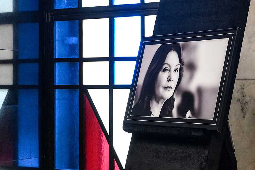 Портрет председателя Верховного суда РФ Ирины Подносовой в траурном зале ЦКБ Управления делами президента РФ, где проходит церемония прощания, 24 июля 2025 года