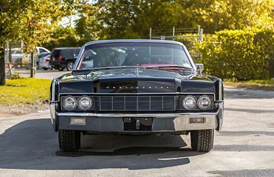 Машина криминальных боссов Cadillac Lincoln Continental из фильма «Легенда»