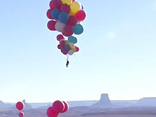 Дэвид Блейн поднялся в небо на воздушных шарах и попал на видео