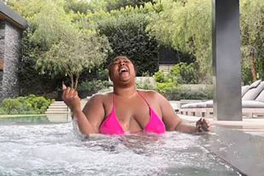 Тучная рэперша Lizzo снялась в бикини в бассейне