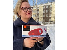 Впервые голосующим молодым жителям Вологды на избирательных участках вручают портативные колонки