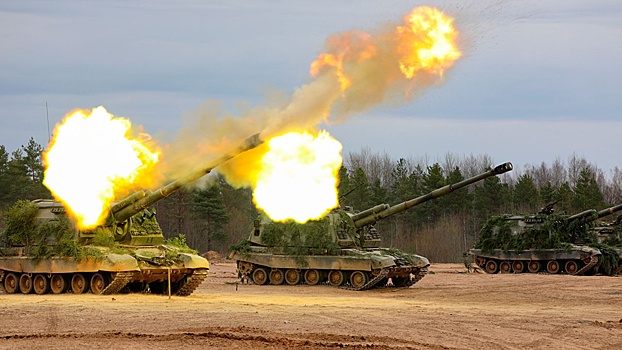 Иностранным военным атташе показали работу российской артиллерии под Петербургом