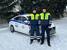 Сотрудники Госавтоинспекции Алтайского края оказали помощь водителю, попавшему в трудную дорожную ситуацию