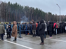Cотни мигрантов осваиваются в белорусском логистическом центре в «Брузгах»
