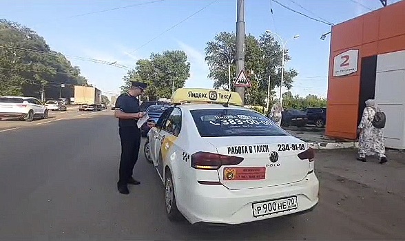 В Новосибирске за неделю оштрафовали 75 водителей такси