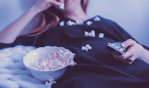 Просмотр фильмов во время еды оказался вредным для здоровья