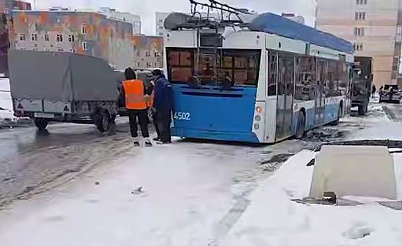 В Новосибирске троллейбус провалился в дорожную яму