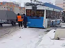 В Новосибирске троллейбус провалился в дорожную яму