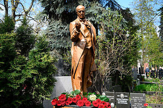 На Новодевичьем кладбище появился памятник Владимиру Этушу