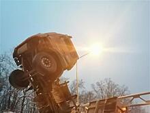 В Самаре КамАЗ с поднятым кузовом зацепил арку и встал на дыбы