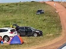 Водитель упустил со склона автомобиль, который врезался в палаточный лагерь