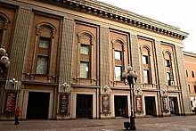 Театр имени Вахтангова выплатит в полном объеме зарплату членам коллектива в период самоизоляции