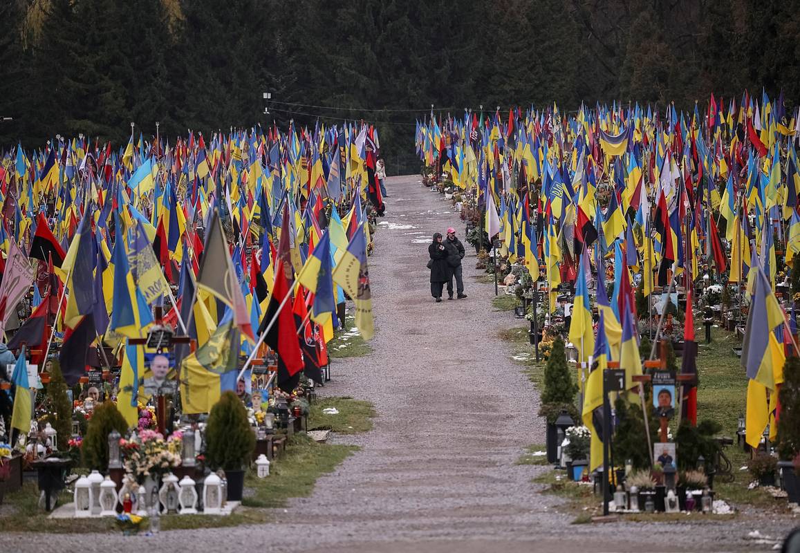 На Украине разгорелся скандал из-за военного кладбища