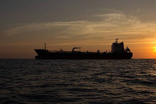 Танкер с российской нефтью потерял управление