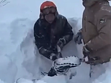 Туристку откопали лопатами в Хакасии после того, как ее снесло снежной лавиной