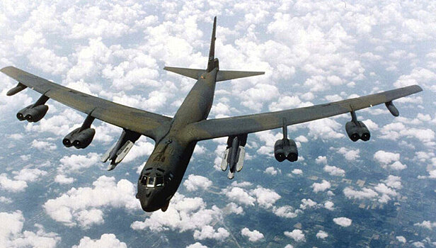 Американский бомбардировщик B-52 совершил облет северо-западных границ России