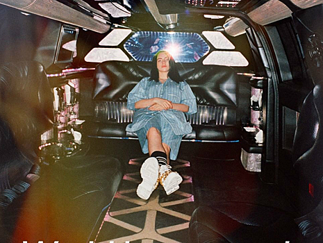 В пижаме с ботинками и лимузине: Билли Айлиш снялась для обложки глянца
