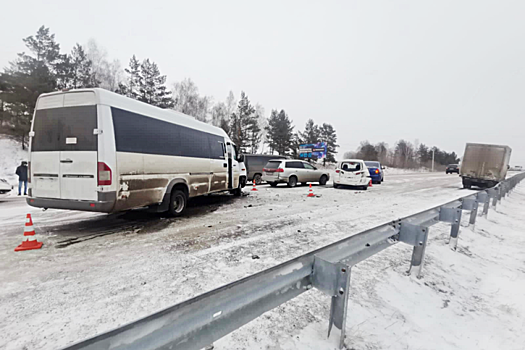 В Приангарье 11 пассажиров микроавтобуса пострадали в массовом ДТП