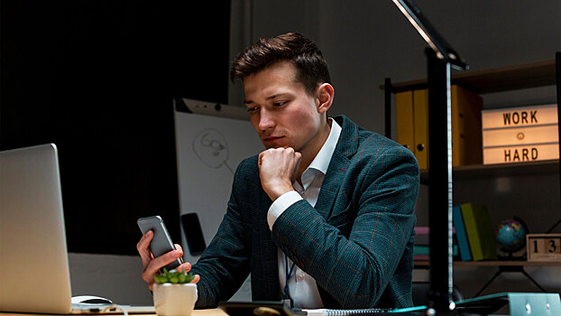 Карьера вместо семьи: что делать, если муж — трудоголик