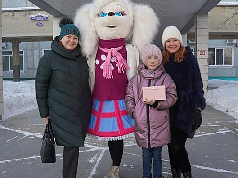 Девочке, пострадавшей на горке в благовещенском парке Дружбы, на выписке вручили подарки