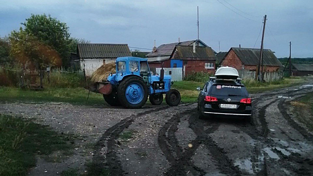 Спасатели вытащили из грязи застрявшую иномарку с тремя детьми