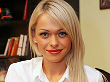 «Купидон VS Женщина-страус?»: Анна Хилькевич в необычном образе насмешила поклонников