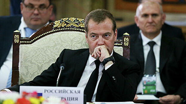Медведев одобрил практику создания "поликлиник на колесах"