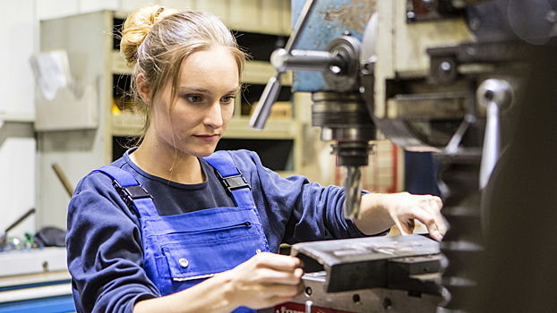 «Плакала, но осталась»: девушки признались, почему идут работать на завод