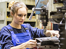 «Плакала, но осталась»: девушки признались, почему идут работать на завод