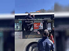 Во Владивостоке на видео попало, как водитель спасал автобус от огня