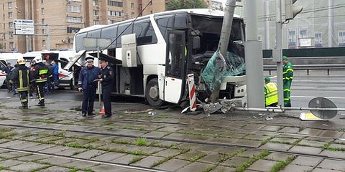 Опубликовано видео столкновения автобуса со столбом