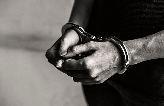 В Сибири священник скрутил на улице буйного парня